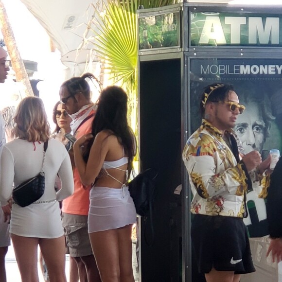 Lewis Hamilton (en t-shirt corail) au deuxième week-end du festival Coachella. Indio, le 20 avril 2019.