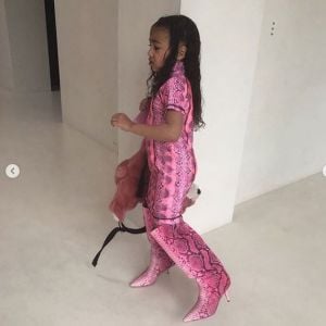 North West, la fille de Kim Kardashian et Kanye West, s'habille toute seule et enfile les bottes de sa maman. Avril 2019.