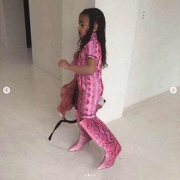 North West, la fille de Kim Kardashian et Kanye West, s'habille toute seule et enfile les bottes de sa maman. Avril 2019.