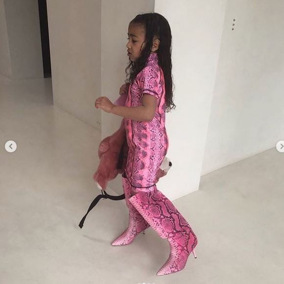 North West, la fille de Kim Kardashian et Kanye West, s'habille toute seule et enfile les bottes de sa maman. Avril 2019.
