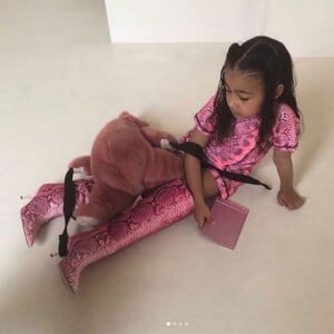 North West, la fille de Kim Kardashian et Kanye West, s'habille toute seule et enfile les bottes de sa maman. Avril 2019.