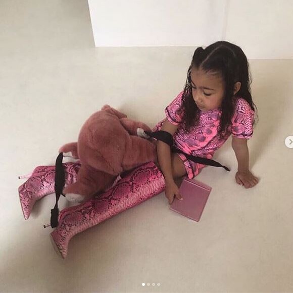 North West, la fille de Kim Kardashian et Kanye West, s'habille toute seule et enfile les bottes de sa maman. Avril 2019.