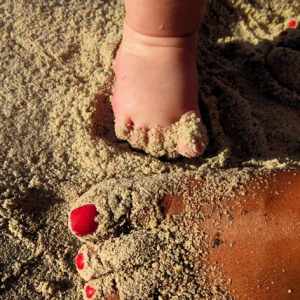 Photo du pied de Claudia, la fille de karine Ferri. Avril 2019.