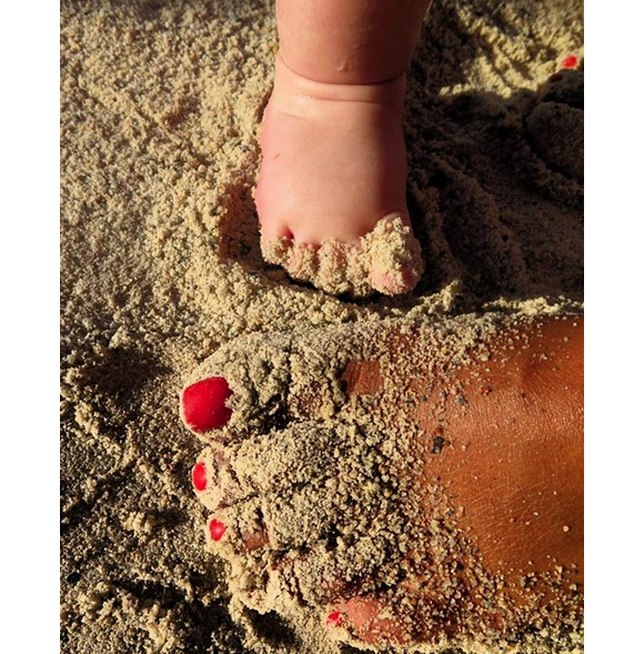 Photo du pied de Claudia, la fille de karine Ferri. Avril 2019.