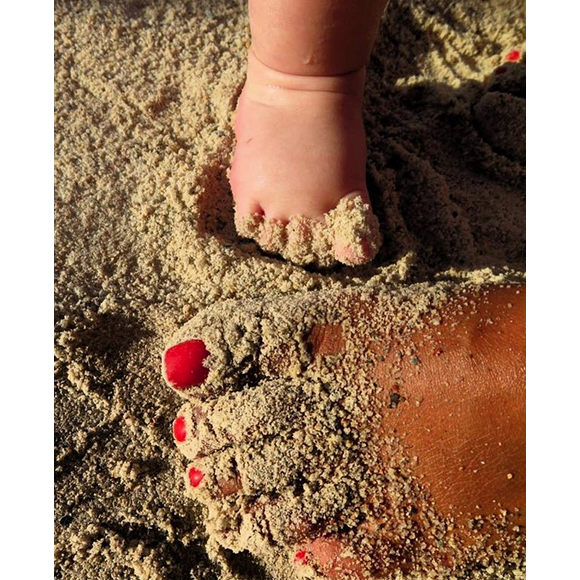 Photo du pied de Claudia, la fille de karine Ferri. Avril 2019.