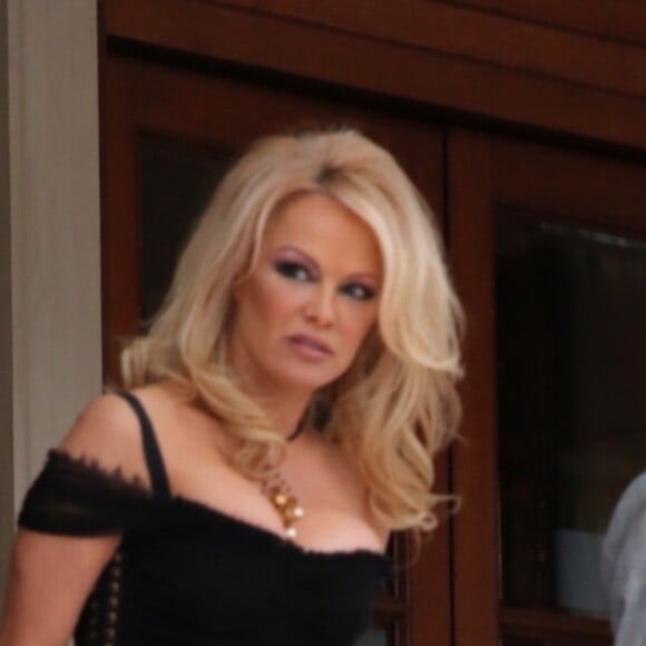 Pamela Anderson dans les rues de Athènes en Grèce. Le 25 février 2019