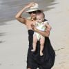 Eva Longoria, son mari José Baston et leur fils Santiago en vacances à la plage sur l'île de Saint-Barthélémy le 21 Avril 2019.