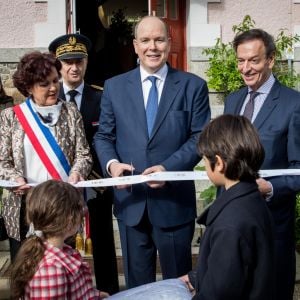 Le prince Albert II de Monaco, avec à ses côtés la maire Dominique Baudry (maire de Granville et vice-présidente de l'association "Présence de Christian Dior), coupe le ruban d'inauguration de l'exposition Grace de Monaco, princesse en Dior le 25 avril 2019 à Granville, à la villa Les Rhumbs qui abrite le musée Christian Dior. © Cyril Moreau/Bestimage