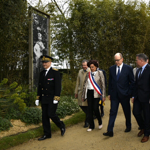 Le prince Albert II de Monaco et la maire de Granville Dominique Baudry lors de l'inauguration de l'exposition Grace de Monaco, princesse en Dior le 25 avril 2019 à Granville, à la villa Les Rhumbs qui abrite le musée Christian Dior. © Benoît Croisy/Mairie de Granville