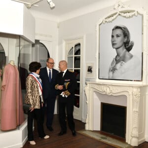 Le prince Albert II de Monaco avec la maire de Granville Dominique Baudry lors de l'inauguration de l'exposition Grace de Monaco, princesse en Dior le 25 avril 2019 à Granville, à la villa Les Rhumbs qui abrite le musée Christian Dior. © Benoît Croisy/Mairie de Granville