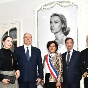 Florence Müller (commissaire de l'exposition), le prince Albert II de Monaco, Dominique Baudry (maire de Granville et vice-présidente de l'association Présence de Christian Dior), Jean-Paul Claverie (président de l'association Présence de Christian Dior) lors de l'inauguration de l'exposition Grace de Monaco, princesse en Dior le 25 avril 2019 à Granville, à la villa Les Rhumbs qui abrite le musée Christian Dior. © Benoît Croisy/Mairie de Granville