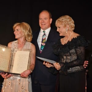 Le prince Albert II de Monaco avec Jamie McCourt (ambassadrice des Etats-Unis en France et à Monaco) lors de l'inauguration de l'exposition Grace Kelly 90 Years, exposition hommage à la princesse Grace de Monaco pour le 90e anniversaire de sa naissance, le 18 avril 2019 au Musée des Collections des voitures princières à Monaco. © Bruno Bebert/Bestimage