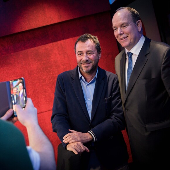 Exclusif - Bernard Montiel recevait le 7 avril 2019 le prince Albert II de Monaco dans les studios de la radio RFM lors de son émission "Une heure avec..." à l'occasion de l'exposition Grace Kelly 90 Years, hommage à la princesse Grace de Monaco pour le 90e anniversaire de sa naissance. © Cyril Moreau / Bestimage