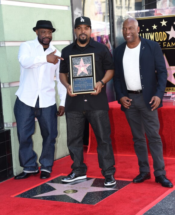 John Singleton avec Ice Cube lors de l'inauguration de l'étoile de l'acteur sur le "Walk of Fame" à Hollywood le 12 juin 2017.