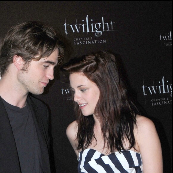 KRISTEN STEWART, ROBERT PATTINSON - PHOTOCALL DU FILM TWILIGHT A L'HOTEL DE CRILLON, 2008 - Paris