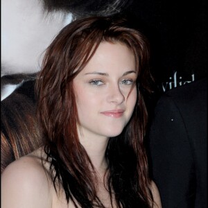 KRISTEN STEWART - PHOTOCALL DU FILM TWILIGHT A L'HOTEL DE CRILLON, 2008 - Paris