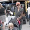 Bridget Fonda et son fils sur le marché fermier de Los Angeles