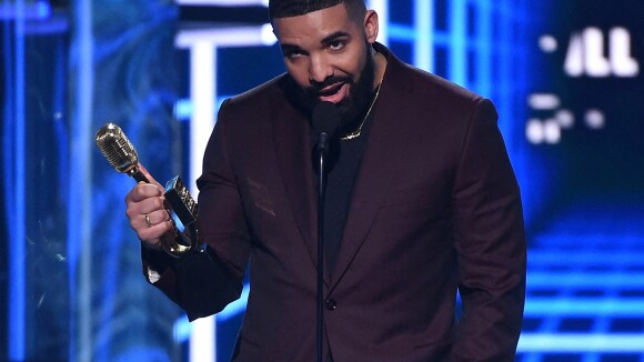 Cobie Smulders et Eva Longoria remettent à Drake le prix du Meilleur artiste masculin aux Billboard Music Awards 2019. Las Vegas, le 1er mai 2019.