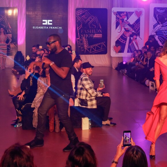 Exclusif - Le rappeur Gims (Maître Gims - Gandhi Djuna) et Iris Mittenaere (Miss France 2016 et Miss Univers 2016) lors du défilé de la 14ème édition du Casa Fashion Show au Sofitel Casablanca Tour Blanche à Casablanca, Maroc, le 20 avril 2019. Sept ans déjà que le Casa Fashion Show promeut la femme marocaine citoyenne du monde. Devenu un rendez-vous incontournable et placé sous le Haut Patronage de Sa Majesté le Roi du Maroc, l'événement porté par K.Cheddadi et chorégraphié par H.Ghorab, se veut le reflet d'une société plurielle et avant-gardiste, jonglant avec brio entre ses racines orientales et sa culture occidentale. Une société solidaire également… L'événement soutenant depuis son lancement l’Association des Bonnes Œuvres du Cœur dont l’objectif est de redonner un souffle de vie et d’espoir aux bébés bleus. Le Casa Fashion Show dévoile au public marocain les collections Printemps/Eté 2019 des griffes les plus prestigieuses : de Etro à Oud Paris, en passant par Elisabetta Franchi, Pinko, Dice Kayek, Just Cavalli ou encore Orza Couture… Les créateurs marocains Lina Cahill et Sara Chraibi revisitent la robe du soir, avec cet œil aiguisé et ce sens pointu du détail qui les caractérisent. Le talentueux couturier tunisien, Ali Karoui (souvent surnommé le nouveau Azzedine Alaia), est présent pour la seconde fois consécutive. Enfin, l’enseigne marocaine de luxe IO sera la chaussure officielle de l’événement et l’Oréal Paris, le partenaire coiffure et make up du show. © Philippe Doignon/Bestimage