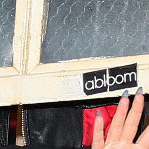 La chanteuse Adèle à la fenêtre du Wiltern Theatre à Los Angeles après son concert en présence de nombreuses célébrités le 13 février 2016