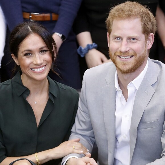 Le prince Harry, duc de Sussex, et Meghan Markle, duchesse de Sussex, rencontrent des membres du Joff, Peacehaven Youth Centre à PeaceHaven dans le Sussex le 3 octobre 2018.