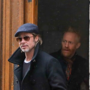 Brad Pitt et l'artiste contemporain britannique Thomas Houseago à la sortie du site historique de la Maison de verre (propriété privée) de l'architecte Pierre Chareau à Paris, France, le 13 mars 2019.