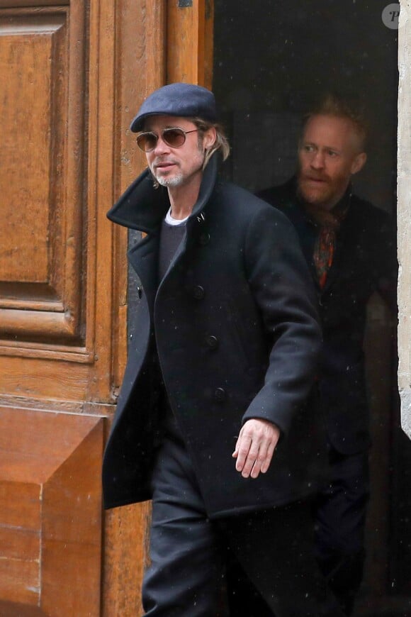 Brad Pitt et l'artiste contemporain britannique Thomas Houseago à la sortie du site historique de la Maison de verre (propriété privée) de l'architecte Pierre Chareau à Paris, France, le 13 mars 2019.