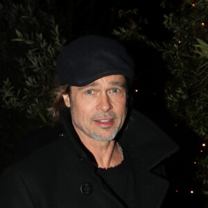 Brad Pitt quitte le musée d'art moderne de la ville de Paris après la visite de l'exposition "Almost Human" de son ami sculpteur Thomas Houseago le 12 mars 2019.