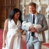 Le prince Harry et Meghan Markle, duc et duchesse de Sussex, présentent leur fils dans le hall St George au château de Windsor le 8 mai 2019.