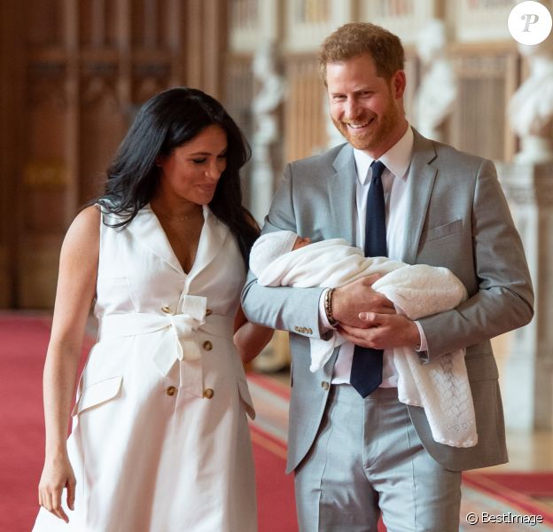 Le prince Harry et Meghan Markle, duc et duchesse de Sussex, présentent leur fils dans le hall St George au château de Windsor le 8 mai 2019.