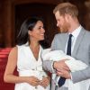 Le prince Harry et Meghan Markle, duc et duchesse de Sussex, présentent leur fils dans le hall St George au château de Windsor le 8 mai 2019.