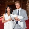 Le prince Harry et Meghan Markle présentent leur fils dans le hall St George au château de Windsor le 8 mai 2019.