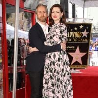 Anne Hathaway so in love et printanière face à son étoile