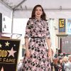 Anne Hathaway dans une robe Valentino - Anne Hathaway reçoit son étoile sur le Walk Of Fame dans le quartier de Hollywood à Los Angeles, le 9 mai 2019