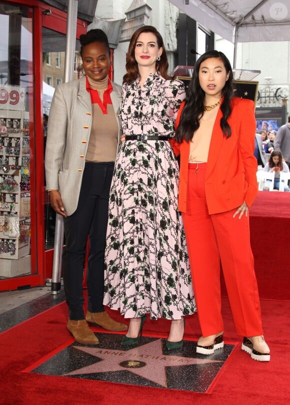 Anne Hathaway avec Dee Rees et Awkwafina (Nora Lum) - Anne Hathaway reçoit son étoile sur le Walk Of Fame dans le quartier de Hollywood à Los Angeles, le 9 mai 2019