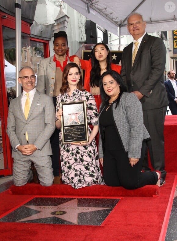 Anne Hathaway avec Dee Rees et Awkwafina (Nora Lum), Mitch O'Farrell, Rana Ghadban - Anne Hathaway reçoit son étoile sur le Walk Of Fame dans le quartier de Hollywood à Los Angeles, le 9 mai 2019
