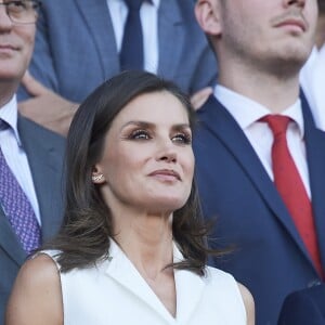 La reine Letizia d'Espagne assiste à la finale de Copa de Reina 2019: Real Sociedad vs At. de Madrid et remet la coupe à Sandra Ramajo (Real Sociedad) au stade Nuevo Estadio de los Carmenes à Grenade, le 11 mai 2019.