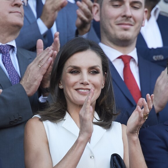 La reine Letizia d'Espagne assiste à la finale de Copa de Reina 2019: Real Sociedad vs At. de Madrid et remet la coupe à Sandra Ramajo (Real Sociedad) au stade Nuevo Estadio de los Carmenes à Grenade, le 11 mai 2019.