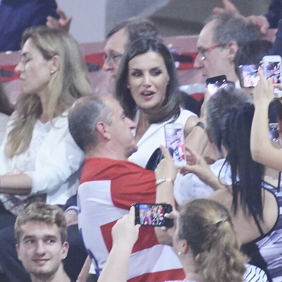 La reine Letizia d'Espagne assiste à la finale de Copa de Reina 2019: Real Sociedad vs At. de Madrid et remet la coupe à Sandra Ramajo (Real Sociedad) au stade Nuevo Estadio de los Carmenes à Grenade, le 11 mai 2019.