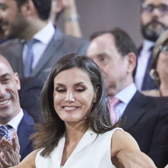 La reine Letizia d'Espagne assiste à la finale de Copa de Reina 2019: Real Sociedad vs At. de Madrid et remet la coupe à Sandra Ramajo (Real Sociedad) au stade Nuevo Estadio de los Carmenes à Grenade, le 11 mai 2019.