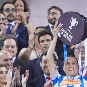 La reine Letizia d'Espagne assiste à la finale de Copa de Reina 2019: Real Sociedad vs At. de Madrid et remet la coupe à Sandra Ramajo (Real Sociedad) au stade Nuevo Estadio de los Carmenes à Grenade, le 11 mai 2019.