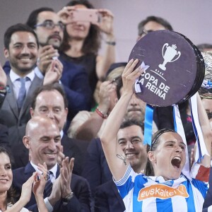 La reine Letizia d'Espagne assiste à la finale de Copa de Reina 2019: Real Sociedad vs At. de Madrid et remet la coupe à Sandra Ramajo (Real Sociedad) au stade Nuevo Estadio de los Carmenes à Grenade, le 11 mai 2019.