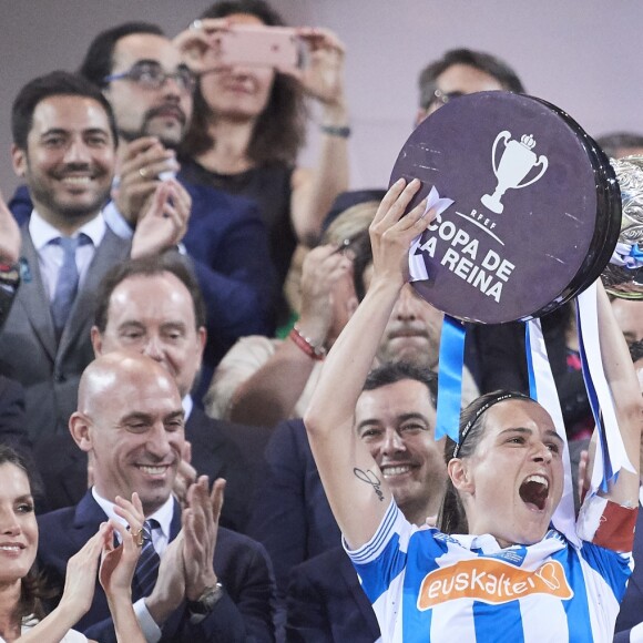 La reine Letizia d'Espagne assiste à la finale de Copa de Reina 2019: Real Sociedad vs At. de Madrid et remet la coupe à Sandra Ramajo (Real Sociedad) au stade Nuevo Estadio de los Carmenes à Grenade, le 11 mai 2019.