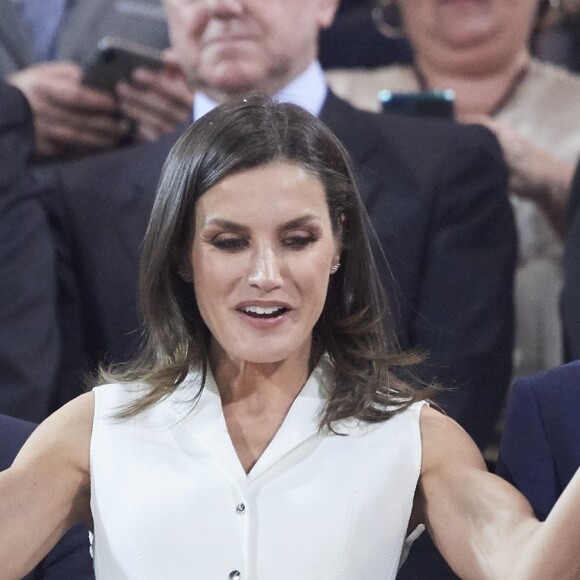 La reine Letizia d'Espagne assiste à la finale de Copa de Reina 2019: Real Sociedad vs At. de Madrid et remet la coupe à Sandra Ramajo (Real Sociedad) au stade Nuevo Estadio de los Carmenes à Grenade, le 11 mai 2019.