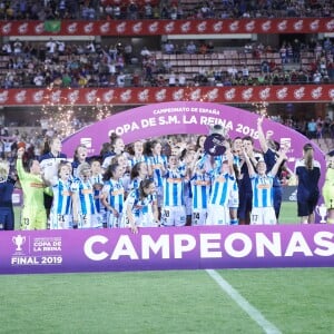 La reine Letizia d'Espagne assiste à la finale de Copa de Reina 2019: Real Sociedad vs At. de Madrid et remet la coupe à Sandra Ramajo (Real Sociedad) au stade Nuevo Estadio de los Carmenes à Grenade, le 11 mai 2019.