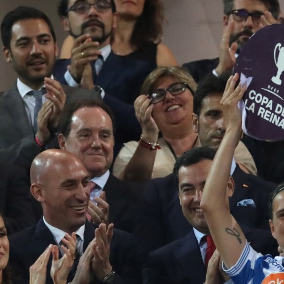 La reine Letizia d'Espagne assiste à la finale de Copa de Reina 2019: Real Sociedad vs At. de Madrid et remet la coupe à Sandra Ramajo (Real Sociedad) au stade Nuevo Estadio de los Carmenes à Grenade, le 11 mai 2019.