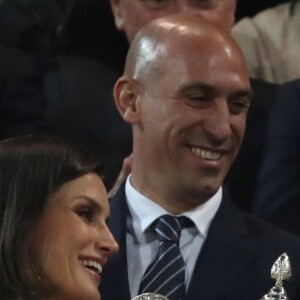 La reine Letizia d'Espagne assiste à la finale de Copa de Reina 2019: Real Sociedad vs At. de Madrid et remet la coupe à Sandra Ramajo (Real Sociedad) au stade Nuevo Estadio de los Carmenes à Grenade, le 11 mai 2019.