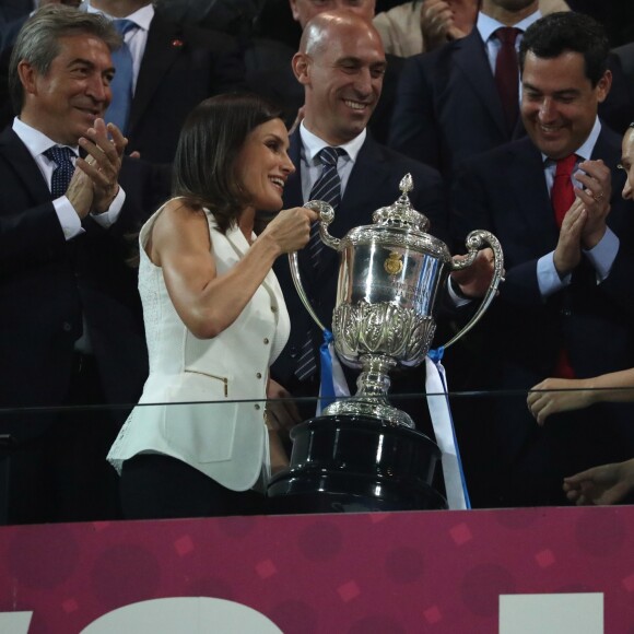 La reine Letizia d'Espagne assiste à la finale de Copa de Reina 2019: Real Sociedad vs At. de Madrid et remet la coupe à Sandra Ramajo (Real Sociedad) au stade Nuevo Estadio de los Carmenes à Grenade, le 11 mai 2019.