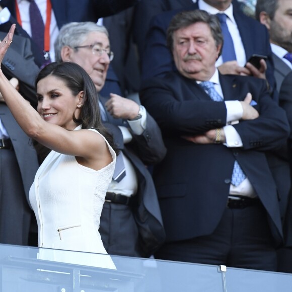 La reine Letizia d'Espagne assiste à la finale de Copa de Reina 2019: Real Sociedad vs At. de Madrid et remet la coupe à Sandra Ramajo (Real Sociedad) au stade Nuevo Estadio de los Carmenes à Grenade, le 11 mai 2019.