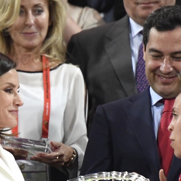 La reine Letizia d'Espagne assiste à la finale de Copa de Reina 2019: Real Sociedad vs At. de Madrid et remet la coupe à Sandra Ramajo (Real Sociedad) au stade Nuevo Estadio de los Carmenes à Grenade, le 11 mai 2019.